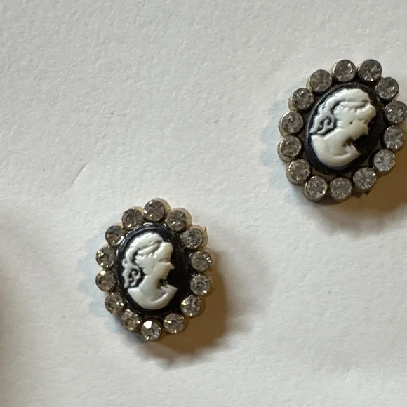 Elegant Cameo Stud Earrings with Crystal Accents - Picture 4 of 4